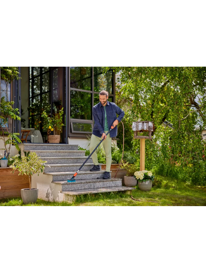 Щетка Gardena Cleansystem Handle Brush с жесткой гибкой ручкой, предназначенная для больших, износостойких поверхностей