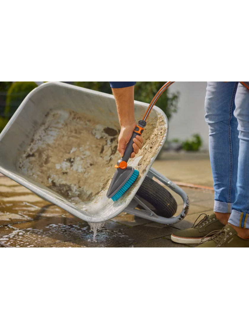 Ручная щетка Gardena Cleansystem Hand Brush M, жесткая, с подключением к водопроводу, для небольших поверхностей