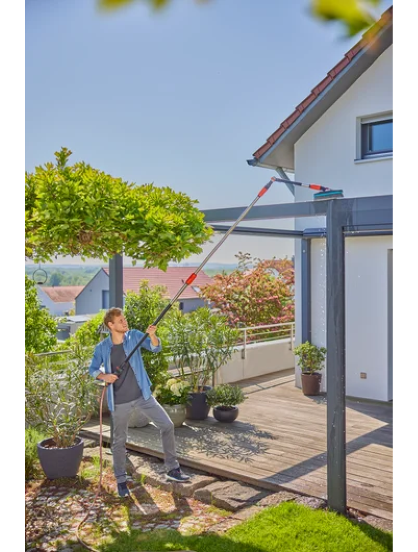 Ручка Gardena Cleansystem Handle Flex с возможностью подключения к водопроводу предназначена для очистки труднодоступных мест
