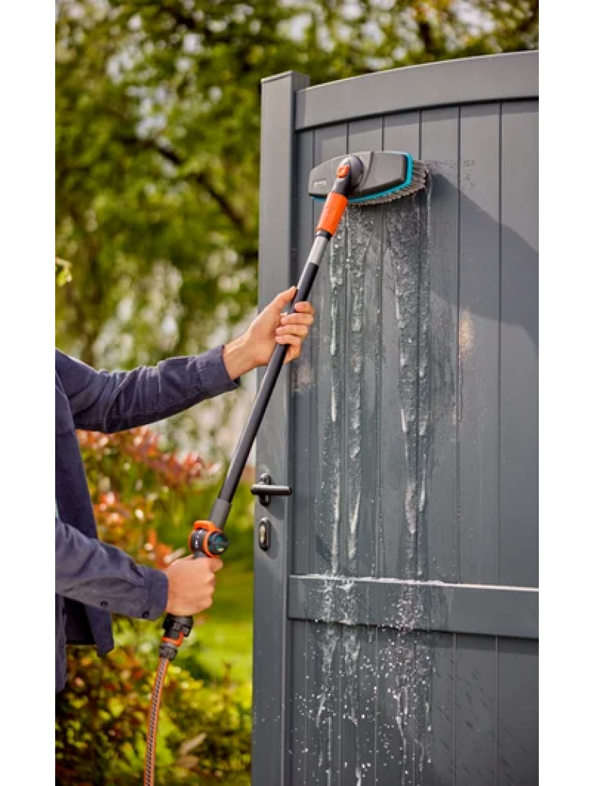 Щетка Gardena Cleansystem Handle Brush — мягкая чистящая щетка для больших и деликатных поверхностей