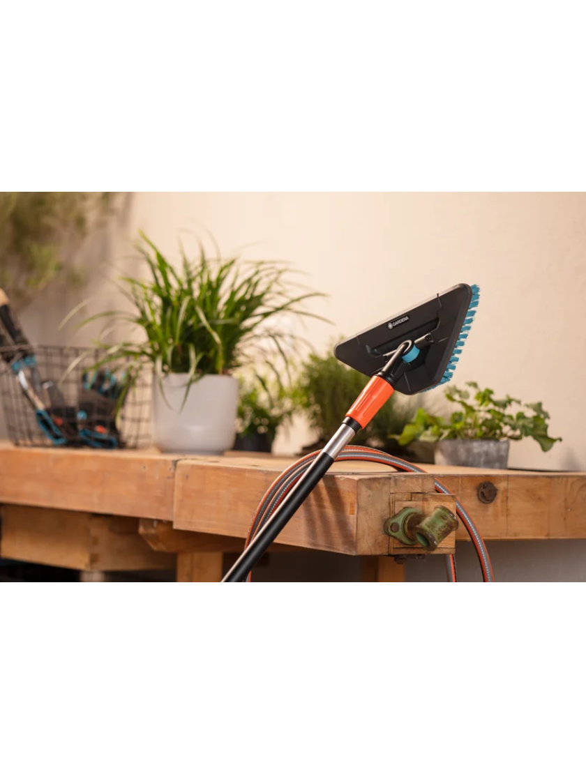 Щетка Gardena Cleansystem Handle Brush с жесткой гибкой ручкой, предназначенная для больших, износостойких поверхностей