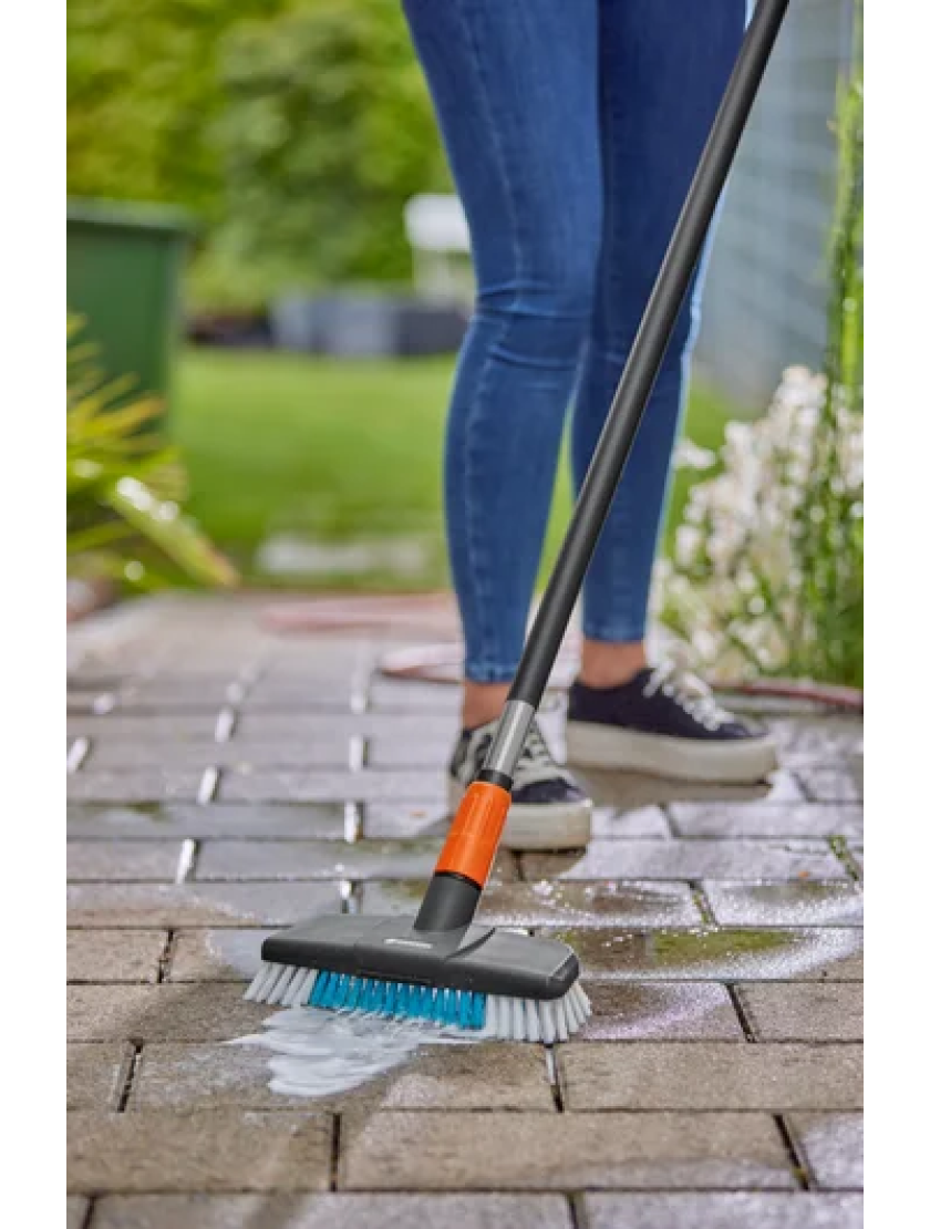 Щетка Gardena Cleansystem Handle Brush: используйте жесткую щетку для больших и труднодоступных поверхностей