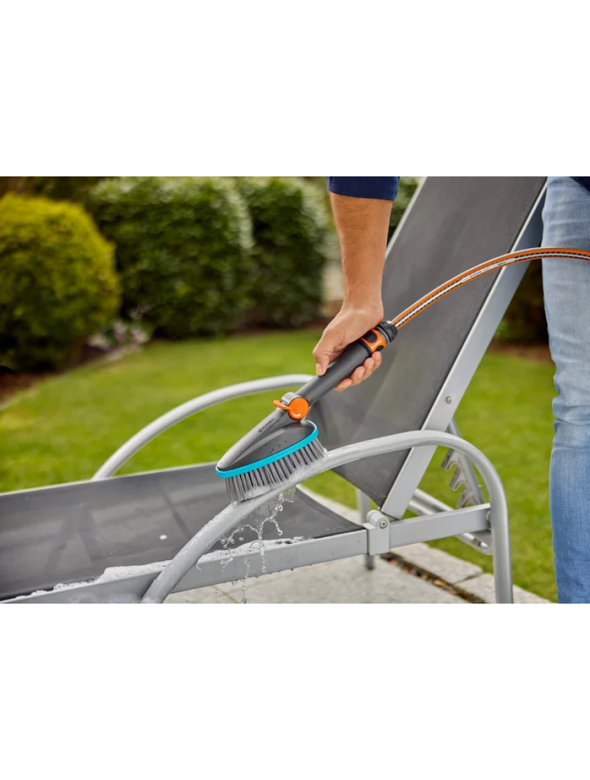 Ручная щетка Gardena Cleansystem Hand Brush M мягкая, подключается к водопроводу, для небольших поверхностей