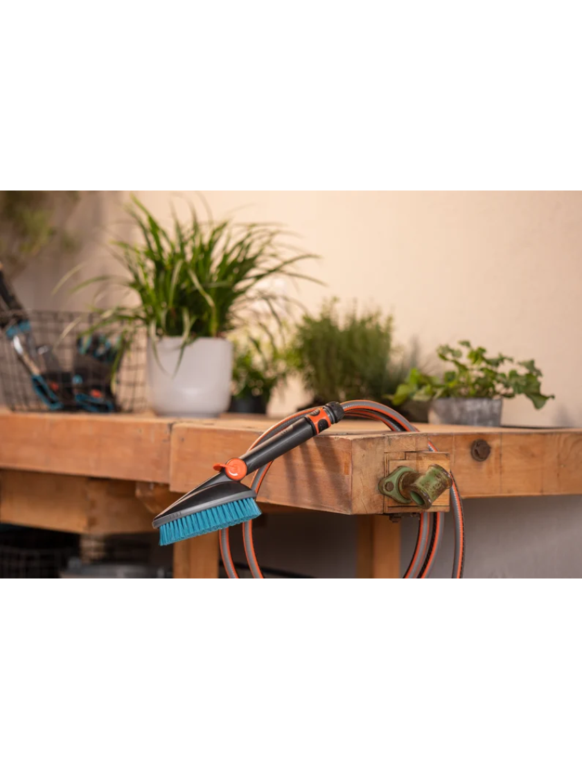 Ручная щетка Gardena Cleansystem Hand Brush M, жесткая, с подключением к водопроводу, для небольших поверхностей