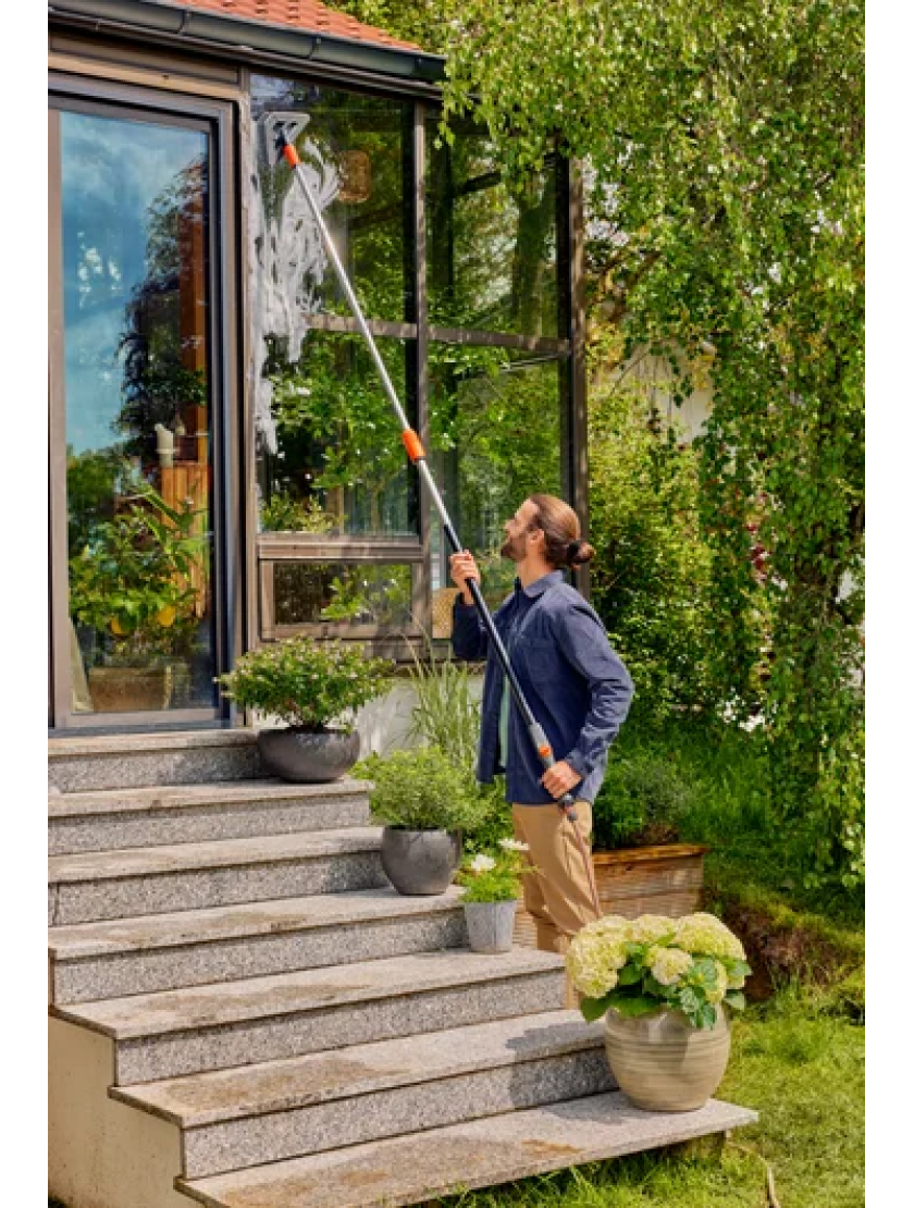 Телескопическая ручка Gardena Cleansystem M-XL, подключаемая к водопроводу, для труднодоступных мест.