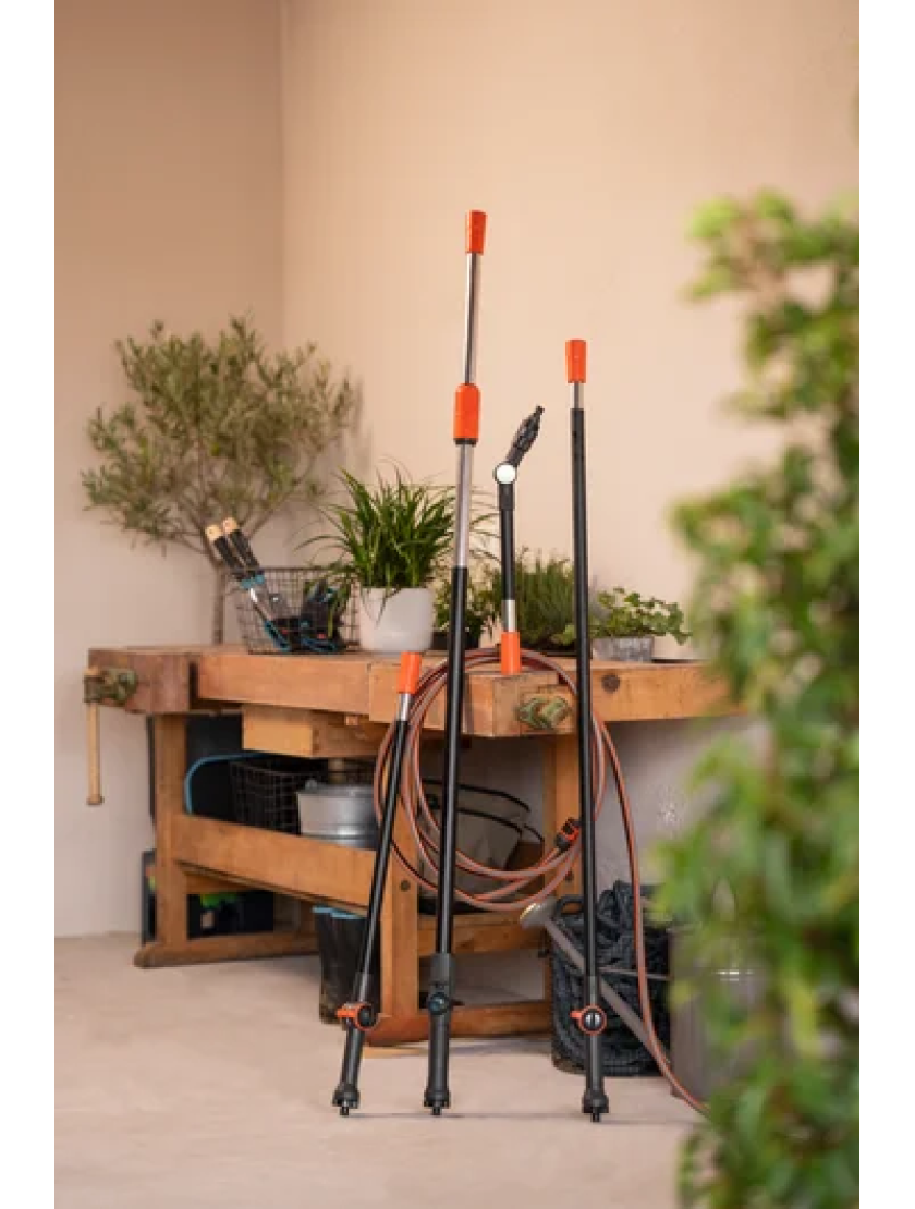 Ручка Gardena Cleansystem Handle Flex с возможностью подключения к водопроводу предназначена для очистки труднодоступных мест