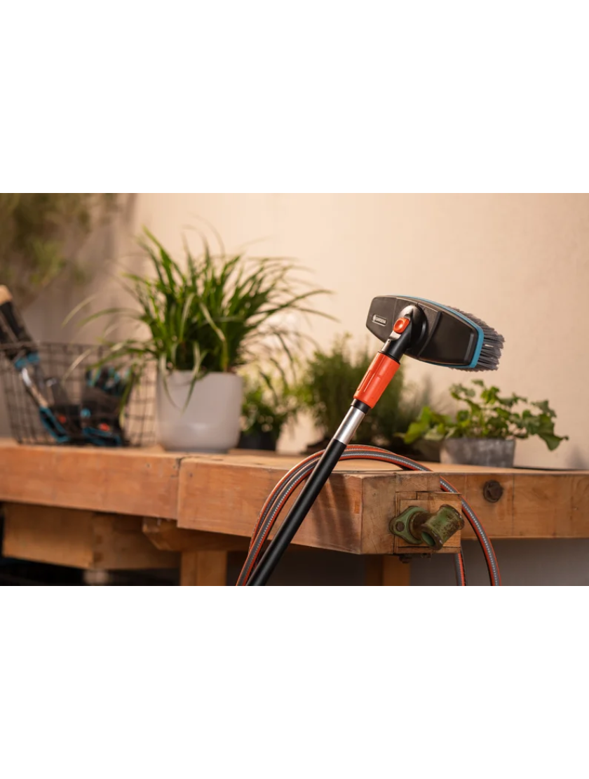 Щетка Gardena Cleansystem Handle Brush — мягкая чистящая щетка для больших и деликатных поверхностей