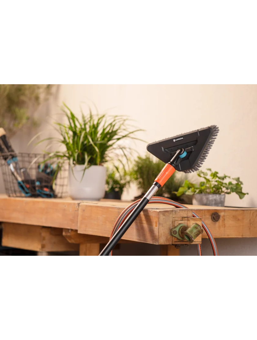 Щетка Gardena Cleansystem Handle Brush с мягкой гибкой ручкой, предназначенная для больших и деликатных поверхностей