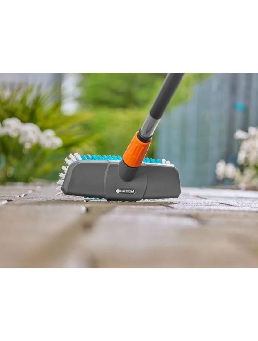 Щетка Gardena Cleansystem Handle Brush: используйте жесткую щетку для больших и труднодоступных поверхностей
