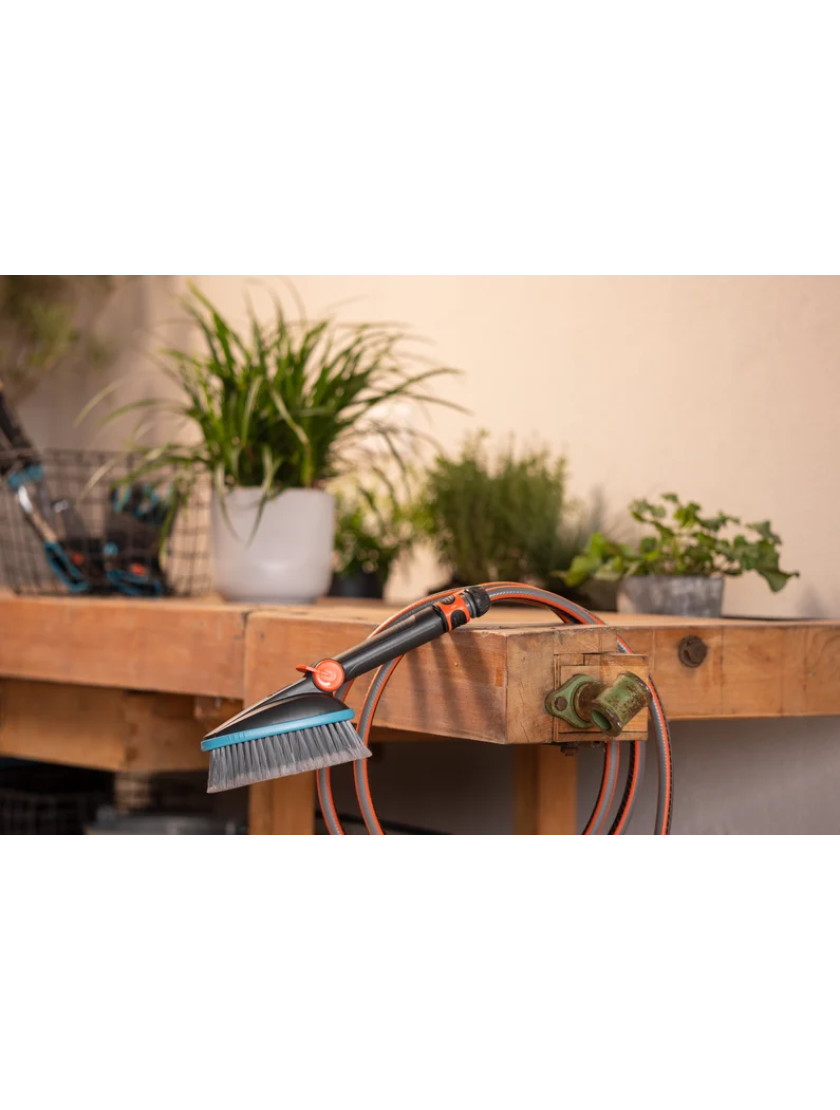 Ручная щетка Gardena Cleansystem Hand Brush M мягкая, подключается к водопроводу, для небольших поверхностей