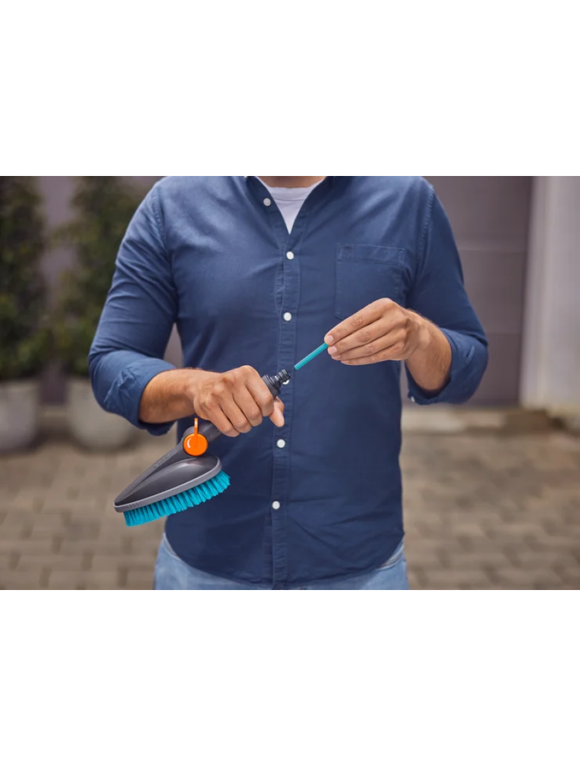 Ручная щетка Gardena Cleansystem Hand Brush M, жесткая, с подключением к водопроводу, для небольших поверхностей
