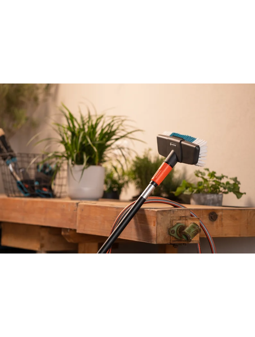 Щетка Gardena Cleansystem Handle Brush: используйте жесткую щетку для больших и труднодоступных поверхностей